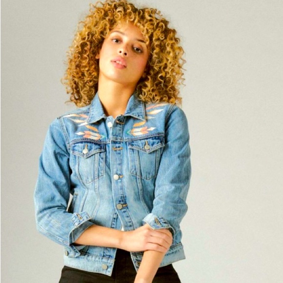 Lucky Brand Jackets & Blazers - LUCKY BRAND Women’s Tom Boy embroidered denim trucker jacket size medium